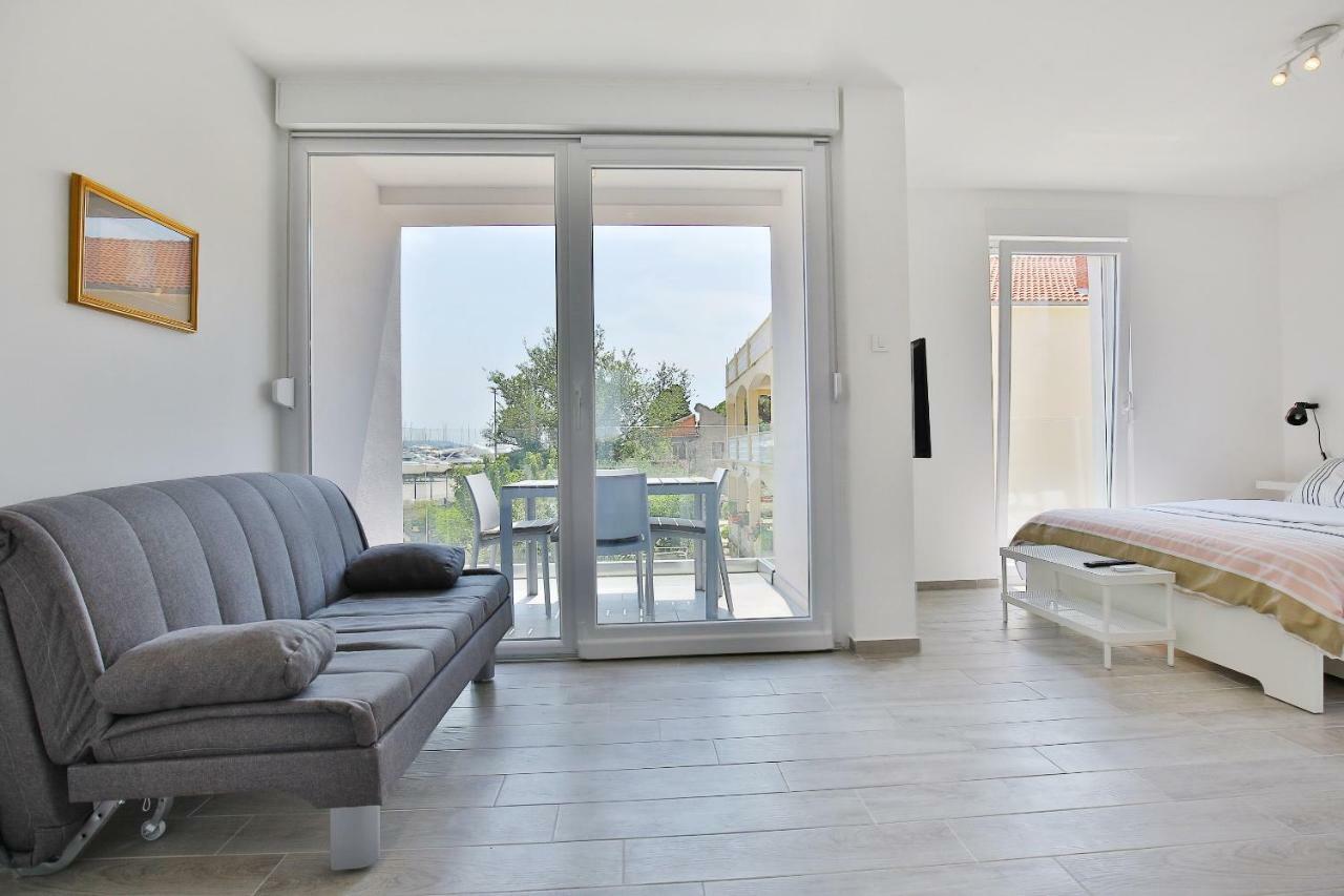 Apartament Navi *